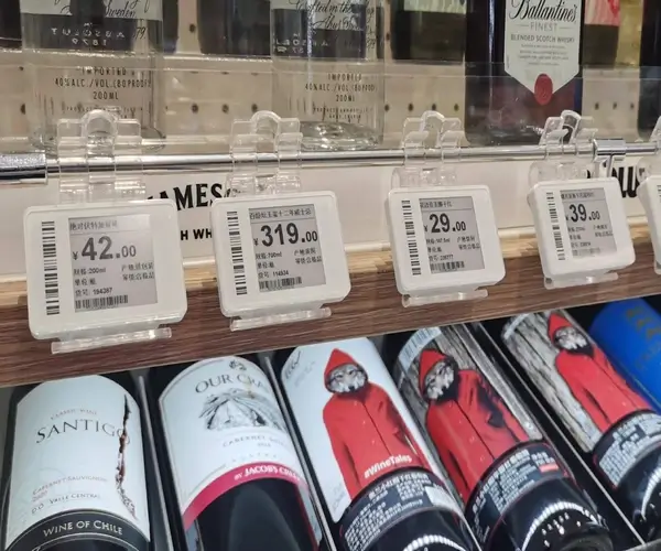 aplicação de etiquetas electrónicas nas prateleiras das lojas Boutique